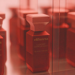 Czerwony flakon Olfazeta by Chogan Luxury N°146, Extrait de Parfum 50 ml w zbliżeniu w stonowanej czerwonej scenerii